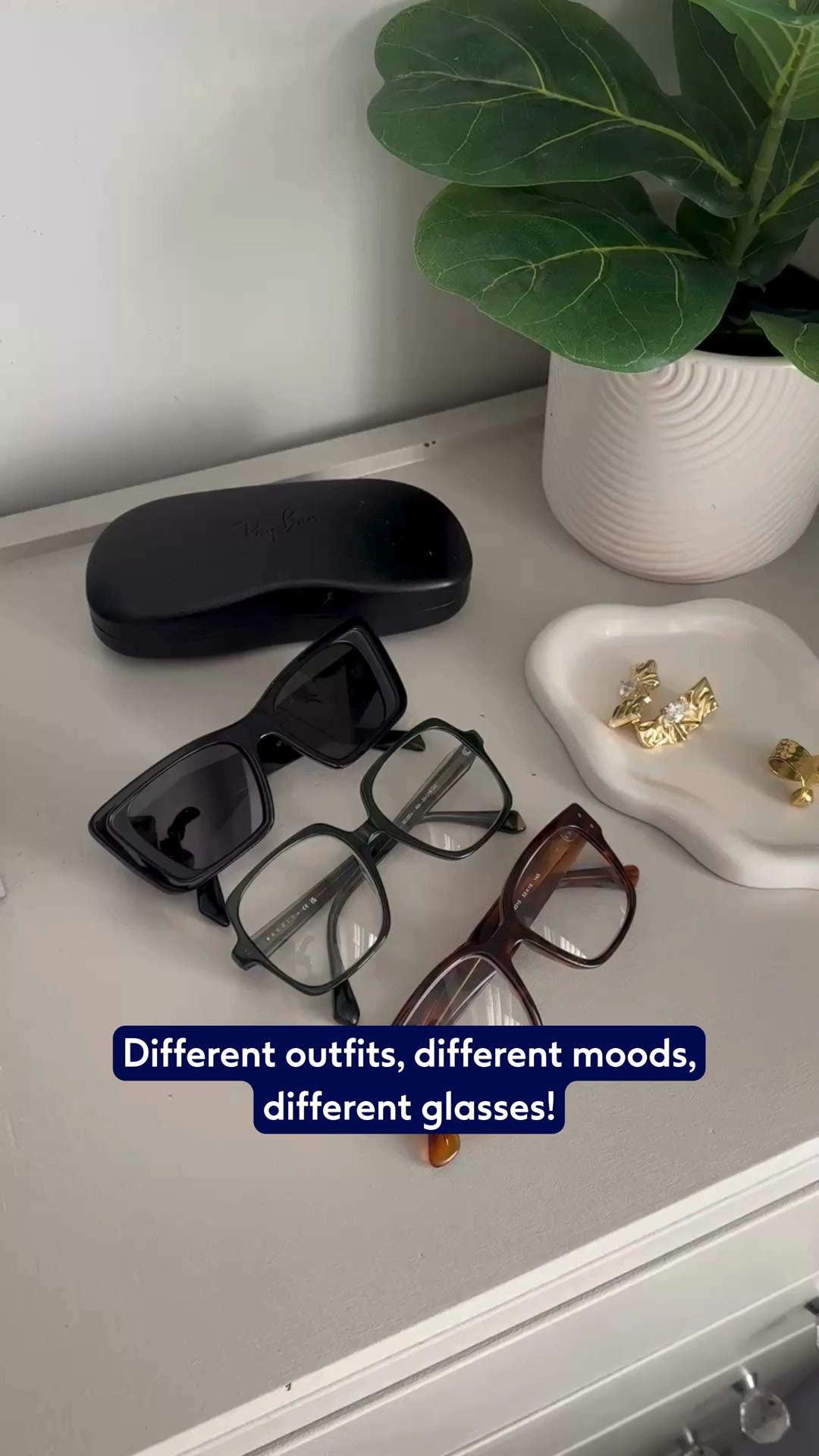 Boots Opticians ad: 100's of styles